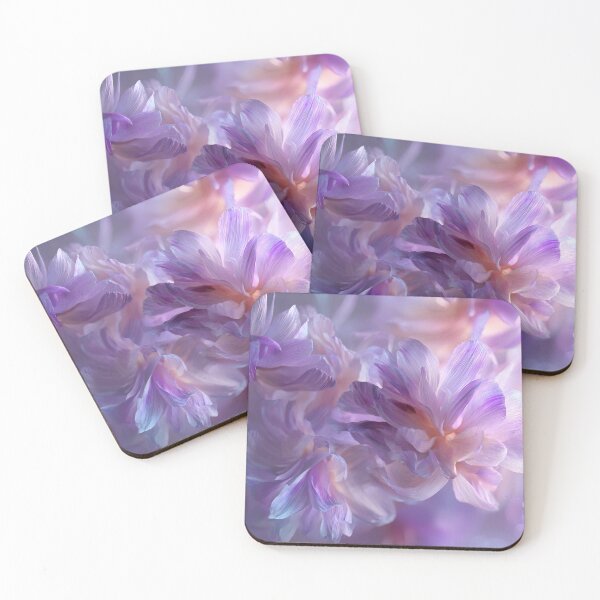 Artikelvorschau, Zarte violette Blüten in traumhafter Nahaufnahme | Florale Kunstfotografie entworfen und verkauft von CosmicGlyph.