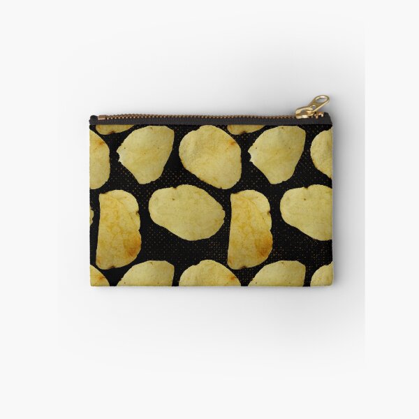 Aperçu de l'œuvre Motif sans couture de chips sur fond noir créée et vendue par Paintbrushbetty.