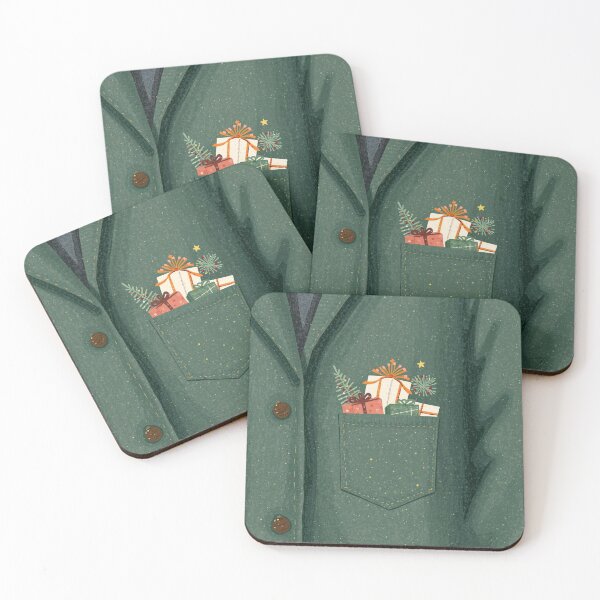 Aperçu de l'œuvre Cadeaux de Noël douillets dans une poche verte créée et vendue par TinyWarmThing.