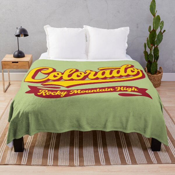 Artikelvorschau, Colorado Rocky Mountain High Retro-Schriftzug-T-Shirt & Aufkleber entworfen und verkauft von Cozy-Old-Pub.