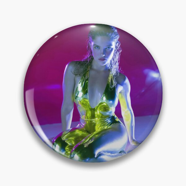 Aperçu de l'œuvre Maillot de bain vert métallisé – Femme cyber néon créée et vendue par TechDreamscapes.
