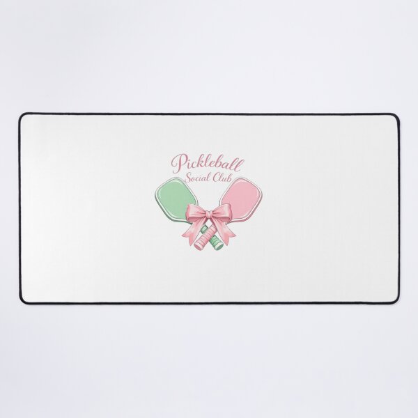 Artikelvorschau, Schickes Pickleball-Club-T-Shirt für alle, die es etwas lässiger mögen | Trendiges Pickleball-Geschenk in Pink und Grün | Ästhetische Court-Bekleidung entworfen und verkauft von PickleballPulse.