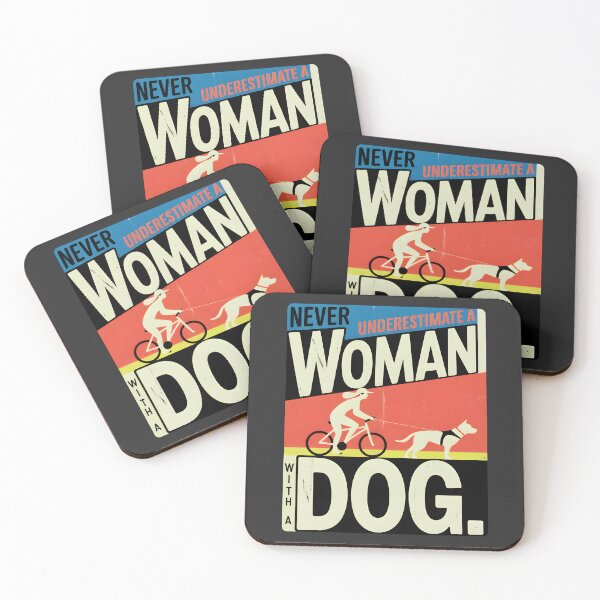 Artikelvorschau, Unterschätze niemals eine Frau mit Hund – Bikejöring-Hundeliebhaber-Retro-Design entworfen und verkauft von ArcticFoxStudio.