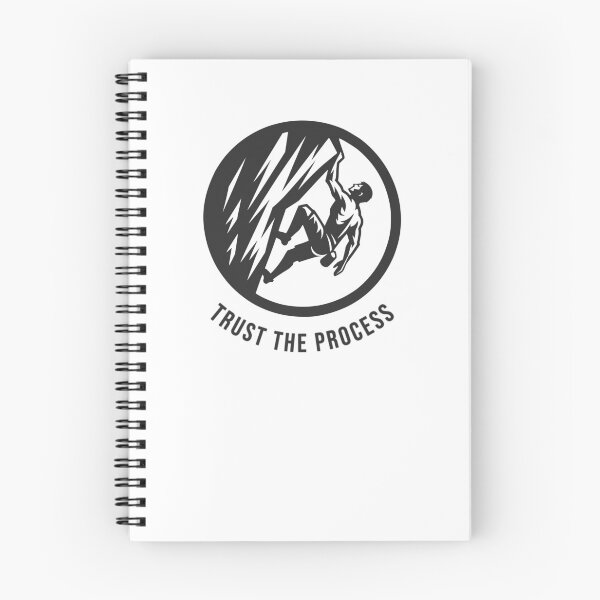 Artikelvorschau, Kletterer beim bouldern am Fels vertraue dem Prozess Logo entworfen und verkauft von Bouldershop.