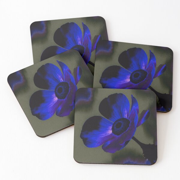 Artikelvorschau, Dunkle florale Eleganz / Stimmungsvolle blaue Blume entworfen und verkauft von joycrysstudio.