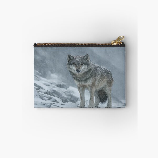 Artikelvorschau, Majestätischer Grauwolf in der winterlichen Schneewildnis entworfen und verkauft von NicolasGlowArt.