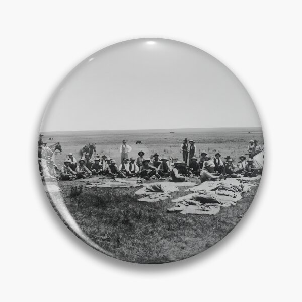Artikelvorschau, Cowboys beim Mittagessen – Vintage-Foto aus einem Präriecamp im Westernstil entworfen und verkauft von TheSoulOfArt.