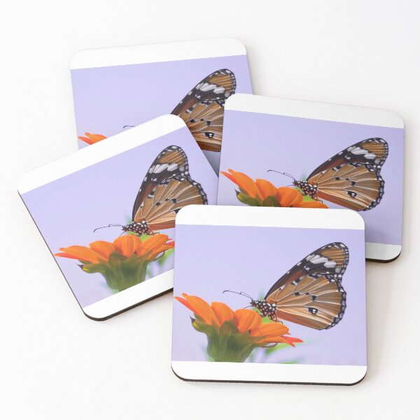 Artikelvorschau, „Eleganter Schmetterling auf orangefarbener Blüte – Minimalistische Naturästhetik in der Makrofotografie“ entworfen und verkauft von StyleForge Apparel.