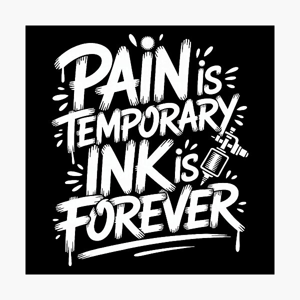 Artikelvorschau, Schmerz ist vergänglich, Tinte ist für immer – Tattoo-Humor-Schriftzug entworfen und verkauft von Modaozushi216.