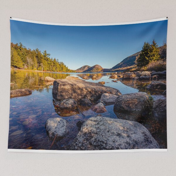 Artikelvorschau, Jordan Pond im Acadia-Nationalpark – Spiegelungen in der goldenen Stunde (Maine-Fotografie) entworfen und verkauft von MDCCo.