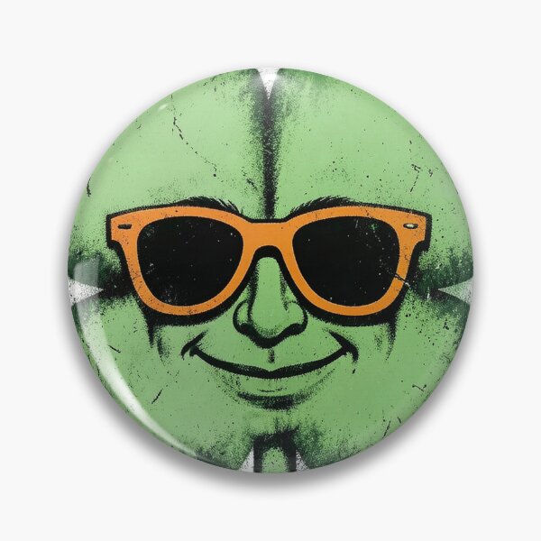 Artikelvorschau, Abgenutztes Schablonenmotiv: Vierblättriges Kleeblatt mit Sonnenbrille entworfen und verkauft von Bloomkept.