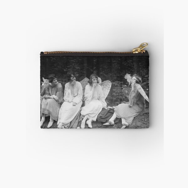 Artikelvorschau, Engel rauchen Zigaretten – Vintage-Schwarzweißfoto entworfen und verkauft von IconicArchive.