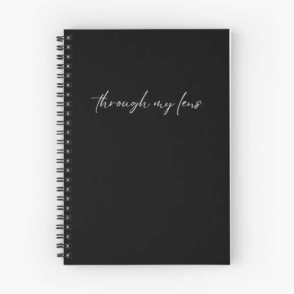 Item preview, Diseño fotográfico con tipografía blanca de estética minimalista "A través de mi lente" sobre fondo negro. designed and sold by onubi.