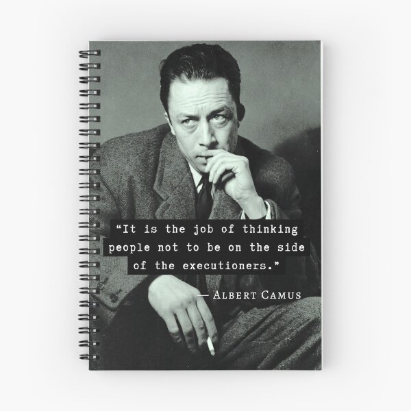 Artikelvorschau, Albert Camus Schwarz-Weiß-Porträt und Zitat: „Es ist die Aufgabe denkender Menschen, nicht auf der Seite der Henker zu stehen.“ entworfen und verkauft von artbleed.