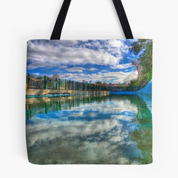 Artikelvorschau, Wasserstand - MacCallum Pool - Cremorne Point - Sydney - Australien entworfen und verkauft von Bryan Freeman.