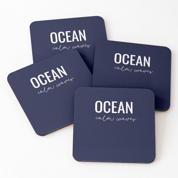 Aperçu de l'œuvre Vagues calmes de l'océan, typographie blanche minimaliste, design de voyage sur fond bleu foncé créée et vendue par onubi.