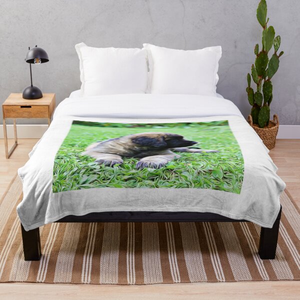 Aperçu de l'œuvre Un chiot tout duveteux se repose dans l'herbe créée et vendue par ZoroDesign.