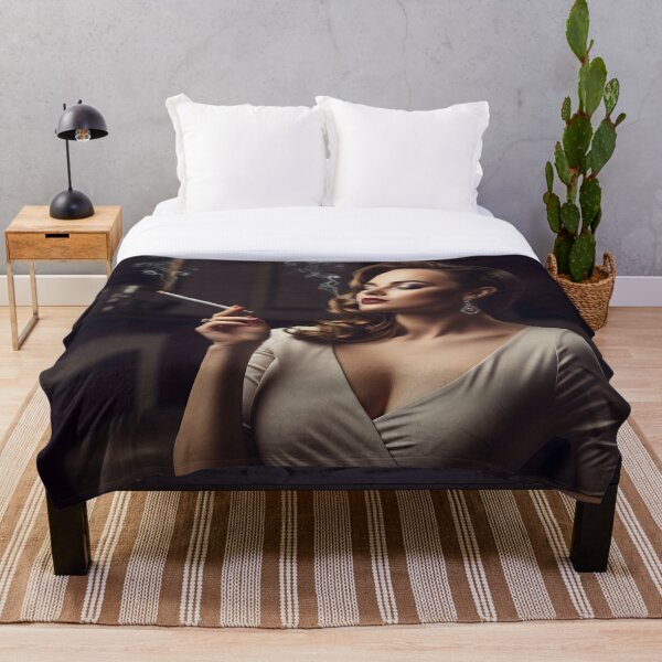 Aperçu de l'œuvre Portrait glamour vintage d'une femme fatale élégante fumant une cigarette. créée et vendue par Spark2Seduction.