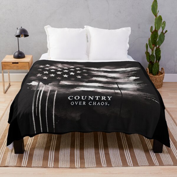 Artikelvorschau, Land über Chaos Amerikanische Flagge Expressionistische Kunst Patriotische Grafik Mutiges USA-Design entworfen und verkauft von TEEJAMBOREE.