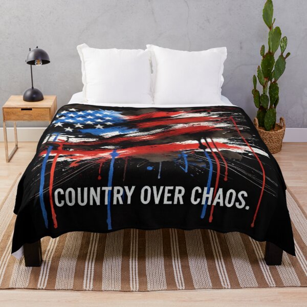 Artikelvorschau, Land über Chaos Amerikanische Flagge Expressionistische Kunst Patriotische Grafik Mutiges USA-Design entworfen und verkauft von TEEJAMBOREE.