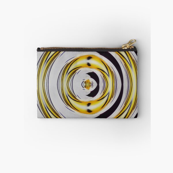Aperçu de l'œuvre Hypnotic Circular Floral Pattern – Abstract Yellow Black Design créée et vendue par SilentBloomLab.