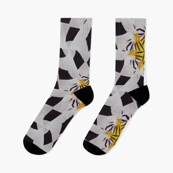 Aperçu de l'œuvre Geometric Floral Pattern – Yellow Black Abstract Symmetry créée et vendue par SilentBloomLab.