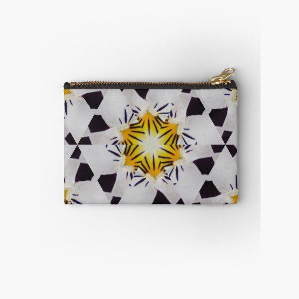 Aperçu de l'œuvre Star Floral Pattern – Hypnotic Yellow Black Kaleidoscope créée et vendue par SilentBloomLab.