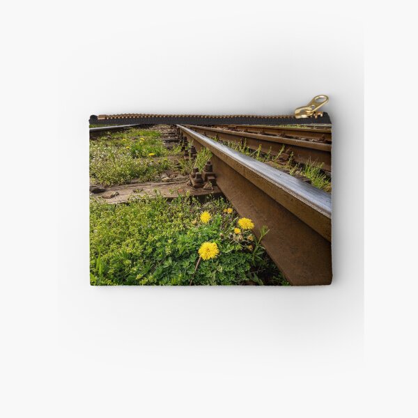 Artikelvorschau, Rostige Eisenbahnstrecke und Wildwuchs entworfen und verkauft von Rabee Khalil Photography.