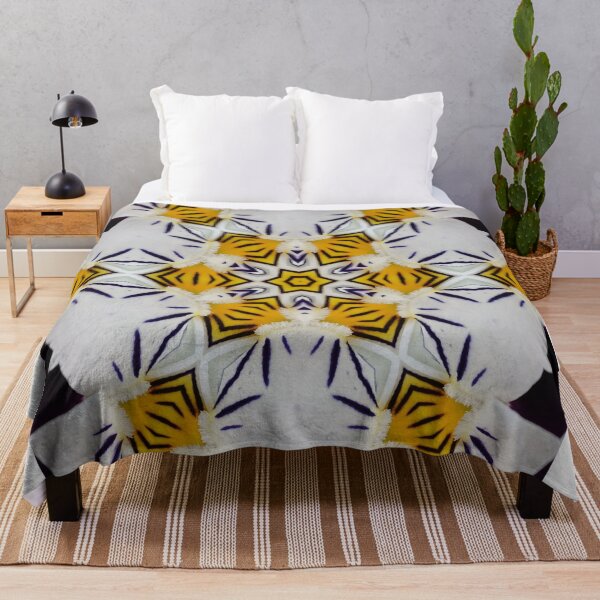 Aperçu de l'œuvre Floral Mandala Pattern – Yellow & White Kaleidoscope Design créée et vendue par SilentBloomLab.