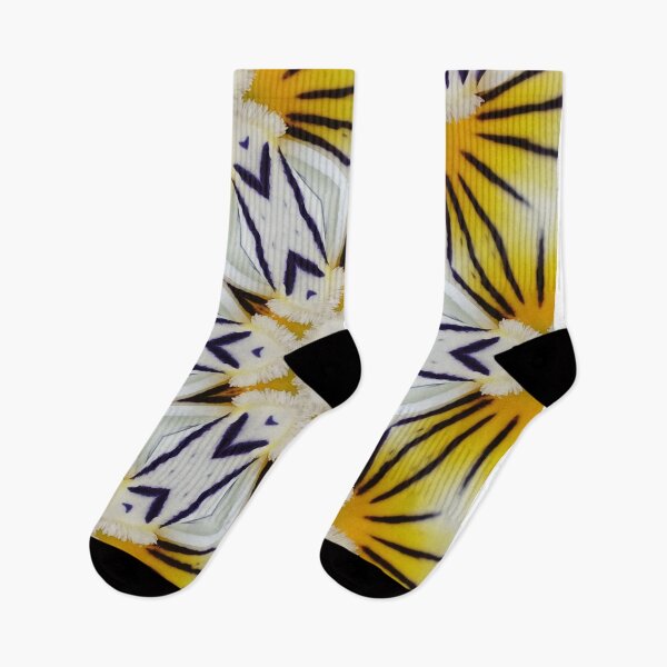 Aperçu de l'œuvre Radiant Floral Kaleidoscope – Bold Yellow Symmetry Pattern créée et vendue par SilentBloomLab.