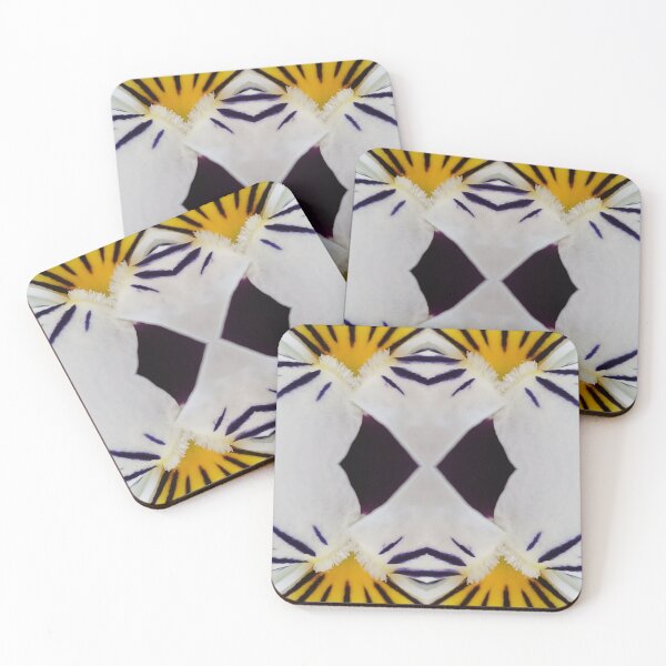 Aperçu de l'œuvre Minimal Floral Kaleidoscope – Neutral Botanical Pattern créée et vendue par SilentBloomLab.
