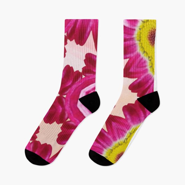Aperçu de l'œuvre Soft Pink Floral Pattern – Warm Neutral Botanical Design créée et vendue par SilentBloomLab.