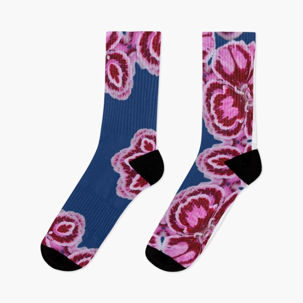 Aperçu de l'œuvre Pink Floral Mandala on Blue - Botanical Kaleidoscope Pattern créée et vendue par SilentBloomLab.