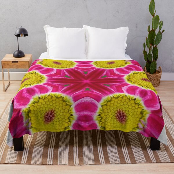 Aperçu de l'œuvre Pink Daisy Kaleidoscope Pattern – Vibrant Floral Symmetry créée et vendue par SilentBloomLab.