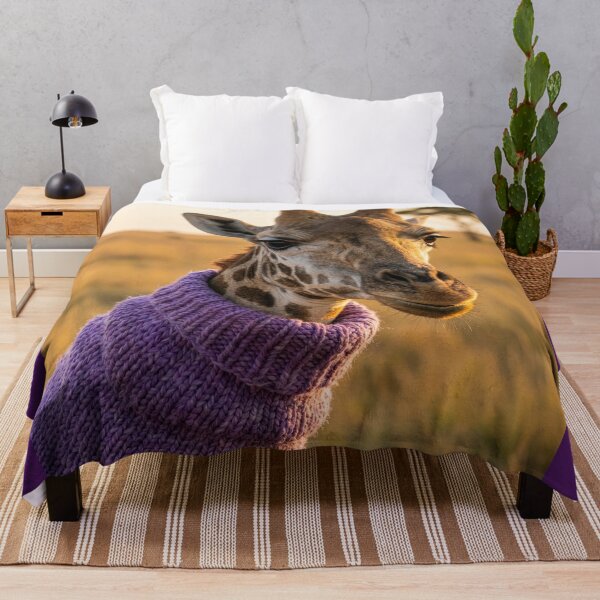 Aperçu de l'œuvre Une girafe porte un col roulé dans la savane créée et vendue par Tridentulus.