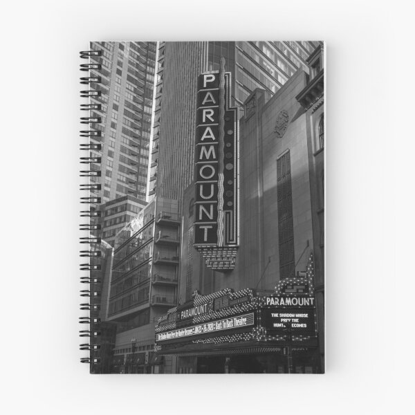 Artikelvorschau, Paramount Theatre Boston Schwarz-Weiß-Fotografie Innenstadt Theaterschild entworfen und verkauft von MDCCo.