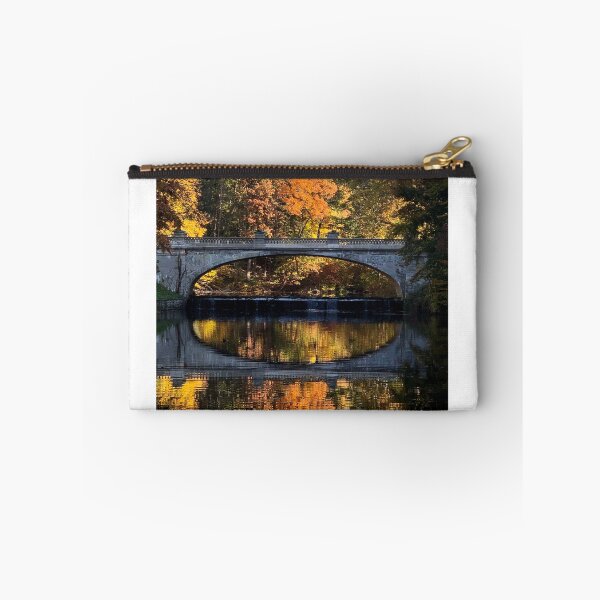 Artikelvorschau, Brücke zum Vanderbilt-Anwesen mit Herbstlaub entworfen und verkauft von CakenCoffeeCafe.