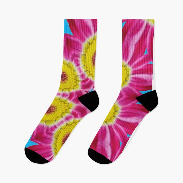 Aperçu de l'œuvre Pink Daisy Kaleidoscope on Blue – Vibrant Floral Pattern créée et vendue par SilentBloomLab.