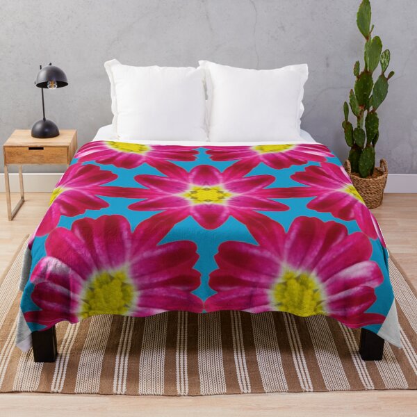 Aperçu de l'œuvre Pink Daisy Kaleidoscope on Blue – Vibrant Floral Pattern créée et vendue par SilentBloomLab.