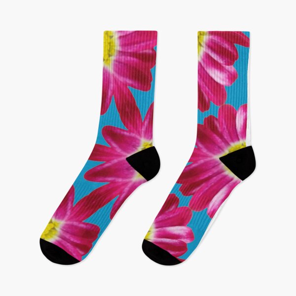 Aperçu de l'œuvre Pink Daisy Kaleidoscope on Blue – Vibrant Floral Pattern créée et vendue par SilentBloomLab.