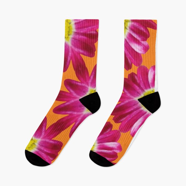 Aperçu de l'œuvre Pink Daisy Kaleidoscope on Orange – Bold Summer Floral Pattern créée et vendue par SilentBloomLab.
