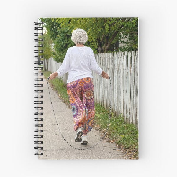 Artikelvorschau, Alte Dame springt Seil einen Bürgersteig hinunter entworfen und verkauft von Maria Dryfhout.
