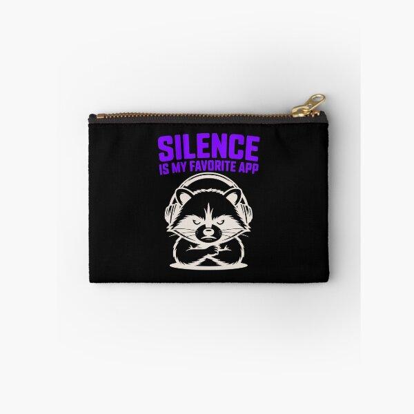 Aperçu de l'œuvre Silence Is My Favorite App | Grumpy Raccoon Introvert Aestic créée et vendue par MavtM.