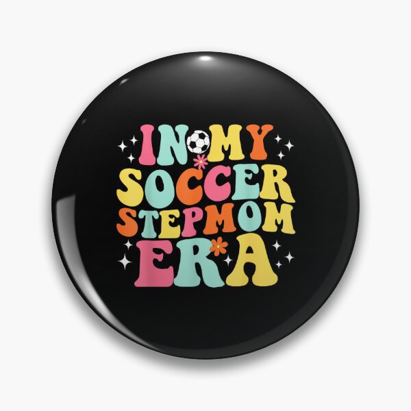 Artikelvorschau, In My Soccer Stepmom Era Retro Game Day Groovy entworfen und verkauft von HazelWCagle.