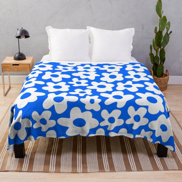 Artikelvorschau, Hellblaues Retro-Blumenmuster entworfen und verkauft von Jeallan Designs.