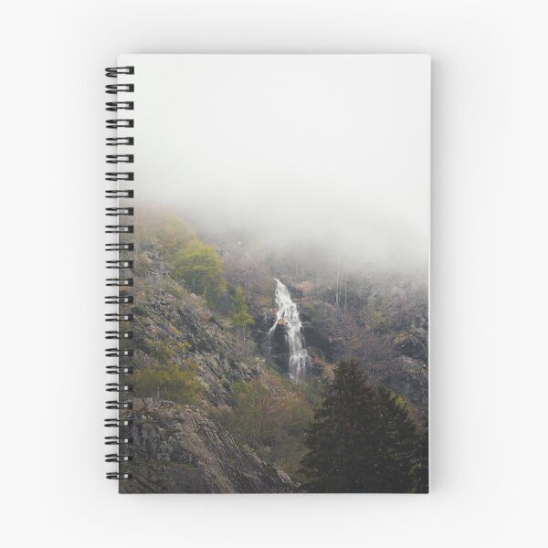Aperçu de l'œuvre Cascade de montagne dans la brume  créée et vendue par @Mirettes_et_gambettes.