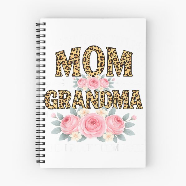 Artikelvorschau, Ich habe zwei Titel: Mama und Oma – Leoparden- und Blumen-T-Shirt für Damen entworfen und verkauft von gidget-gadget.