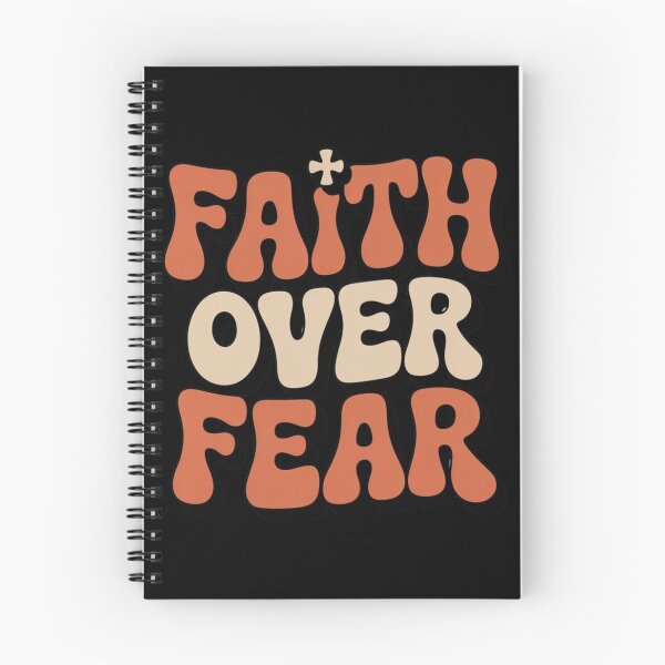 Aperçu de l'œuvre T-shirt chrétien « La foi plutôt que la peur » | Cadeau religieux rétro et audacieux créée et vendue par EvolusionPro.