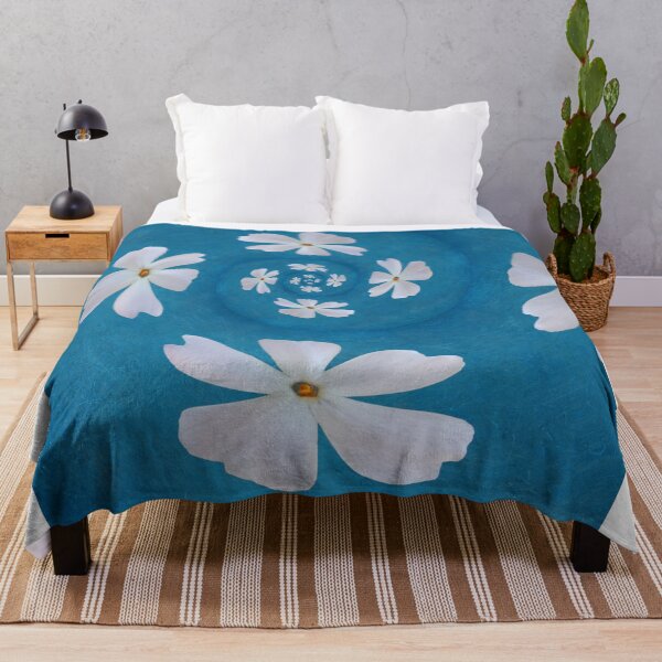 Aperçu de l'œuvre White Phlox Soft Floral Pattern – Blue Botanical Aesthetic créée et vendue par SilentBloomLab.