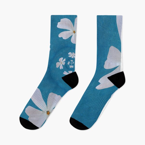 Aperçu de l'œuvre White Phlox Soft Floral Pattern – Blue Botanical Aesthetic créée et vendue par SilentBloomLab.